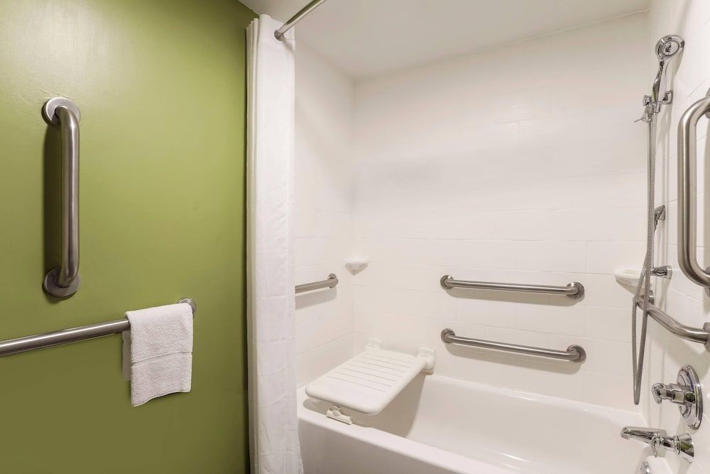 Sleep Inn Midway Airport Bedford Park Room, 1 Queen Bed, Accessible, Non Smoking (Accessible Tub) 5