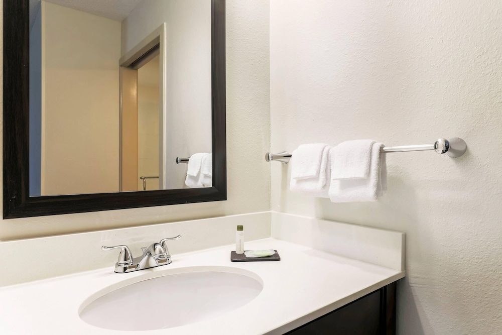 Sleep Inn Midway Airport Bedford Park Room, 1 Queen Bed, Accessible, Non Smoking (Accessible Tub) 6