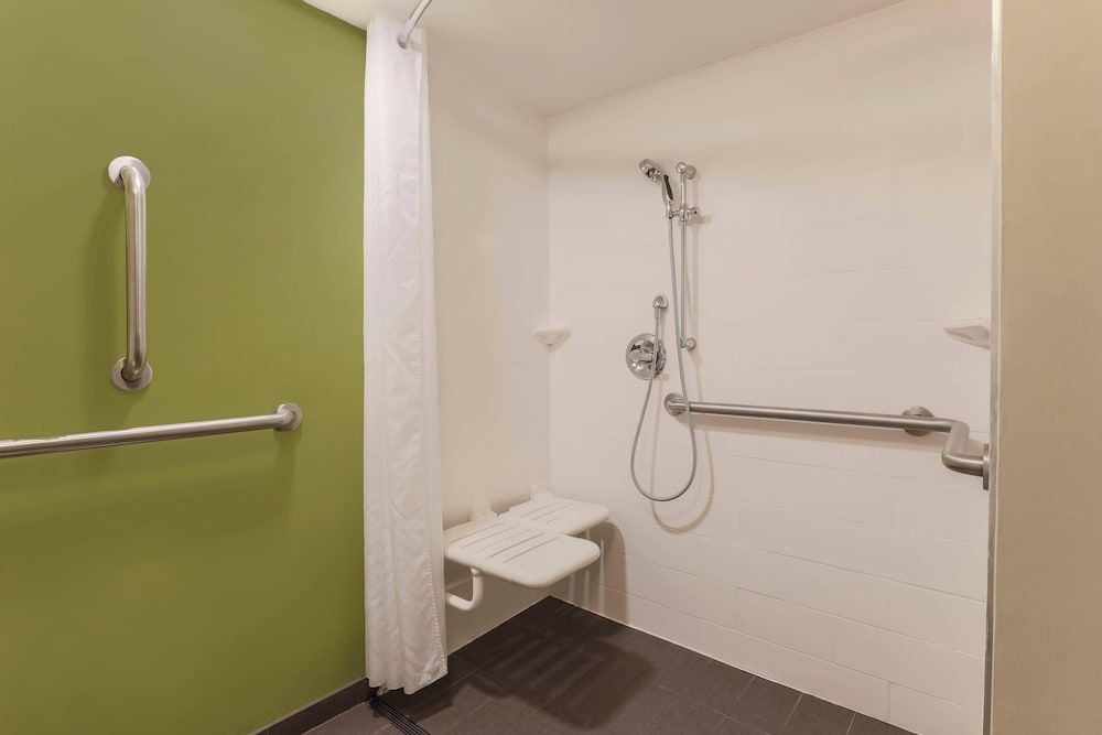 Sleep Inn Midway Airport Bedford Park Room, 1 Queen Bed, Accessible, Non Smoking (Accessible Tub) 4