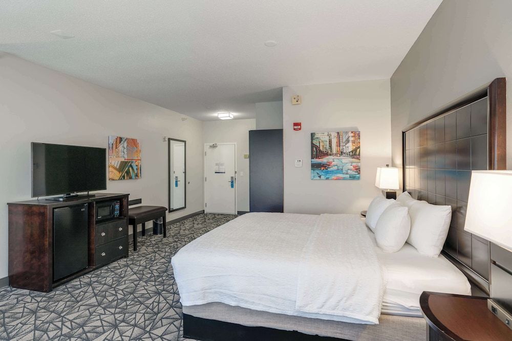 Suite, 1 King Bed, Non Smoking