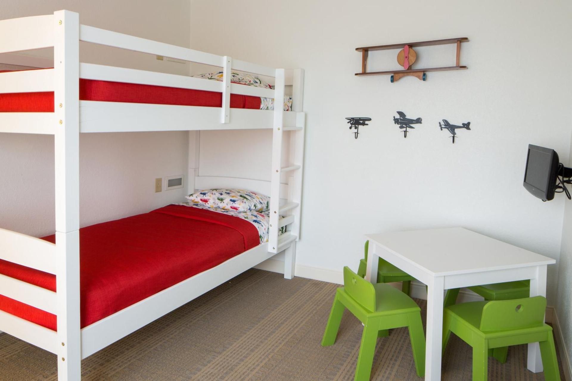 2 Queen W Bunk beds Family Suite Non-Smoking