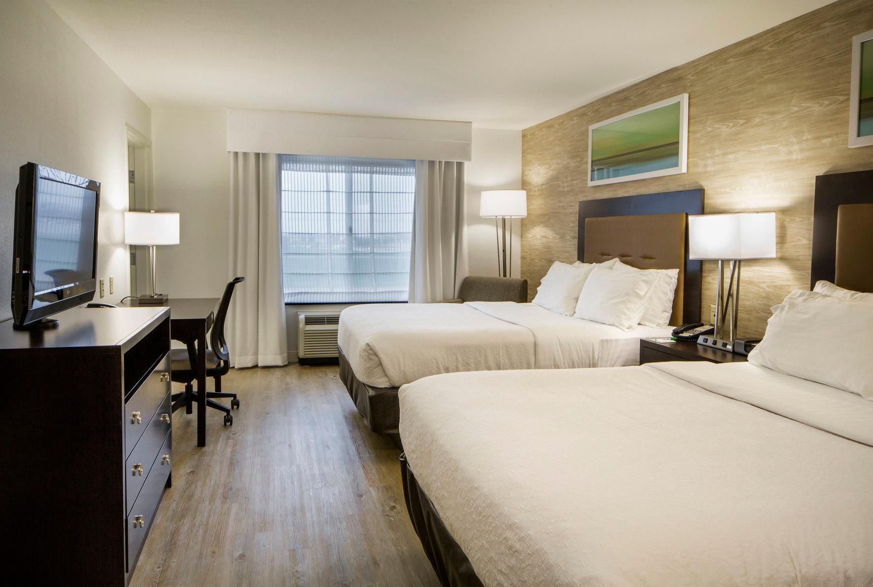 2 Queen W Bunk beds Family Suite Non-Smoking
