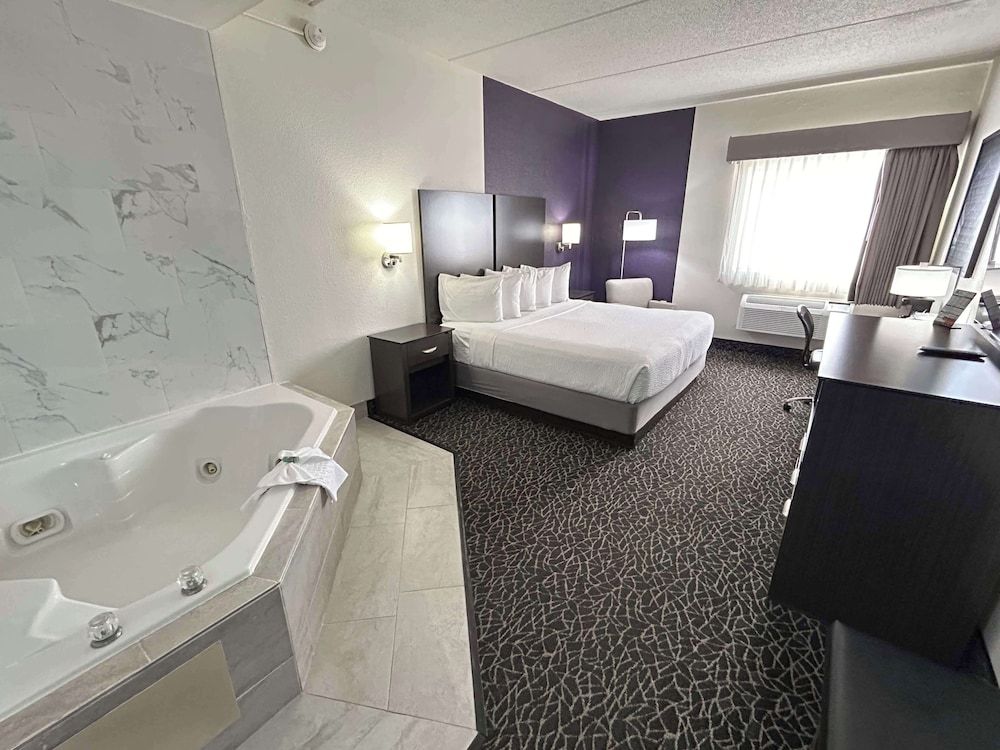 Suite, 1 King Bed, Non Smoking, Hot Tub