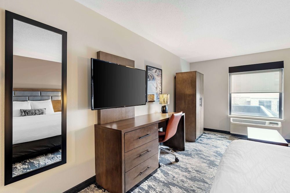 Best Western Plus Bourbonnais Hotel & Suites Standard Room, 1 King Bed with Sofa bed, Non Smoking, Refrigerator & Microwave (with Sofabed) 4