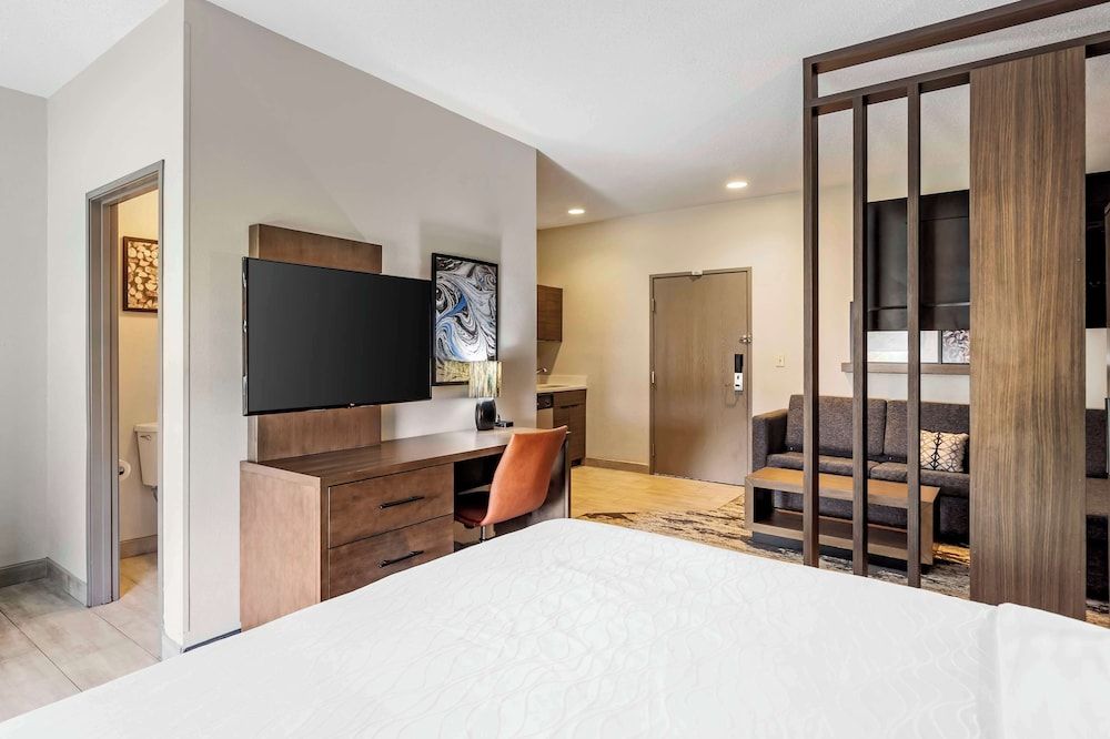 Best Western Plus Bourbonnais Hotel & Suites Suite, 1 King Bed with Sofa bed, Non Smoking, Kitchen (with Sofabed) 3