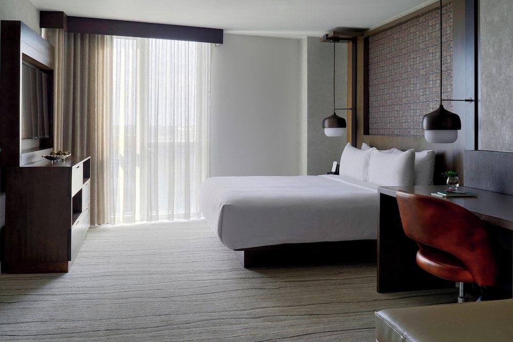 Room, 1 King Bed (Mobility Accessible, Tub)