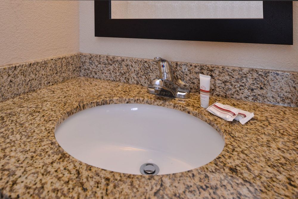 Red Roof Inn Champaign - University Deluxe Room, 1 King Bed, Accessible, Non Smoking 8