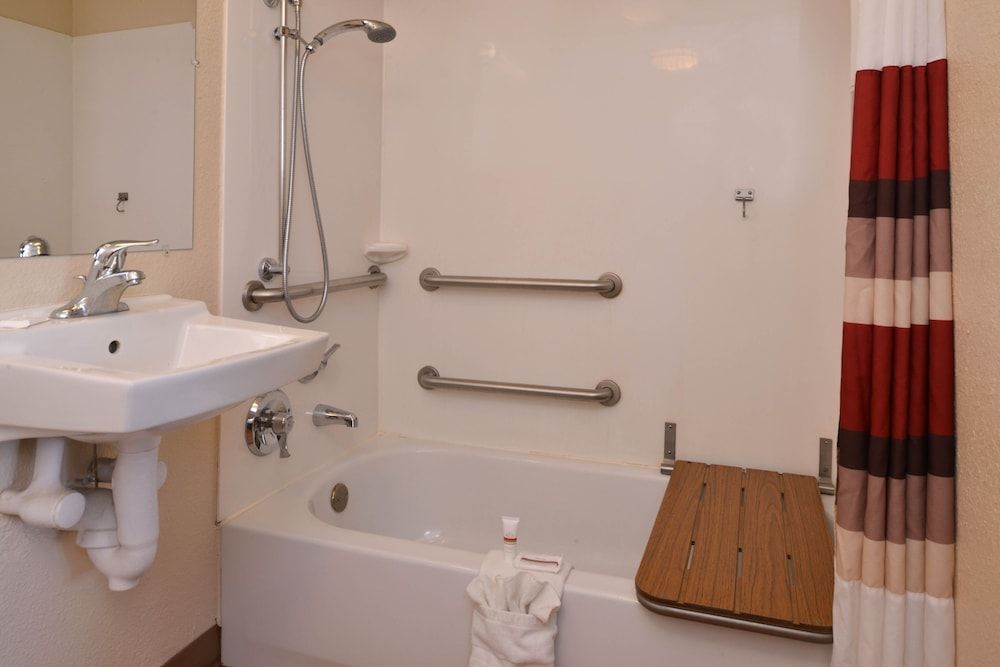 Red Roof Inn Champaign - University Deluxe Room, 1 King Bed, Accessible, Non Smoking 9