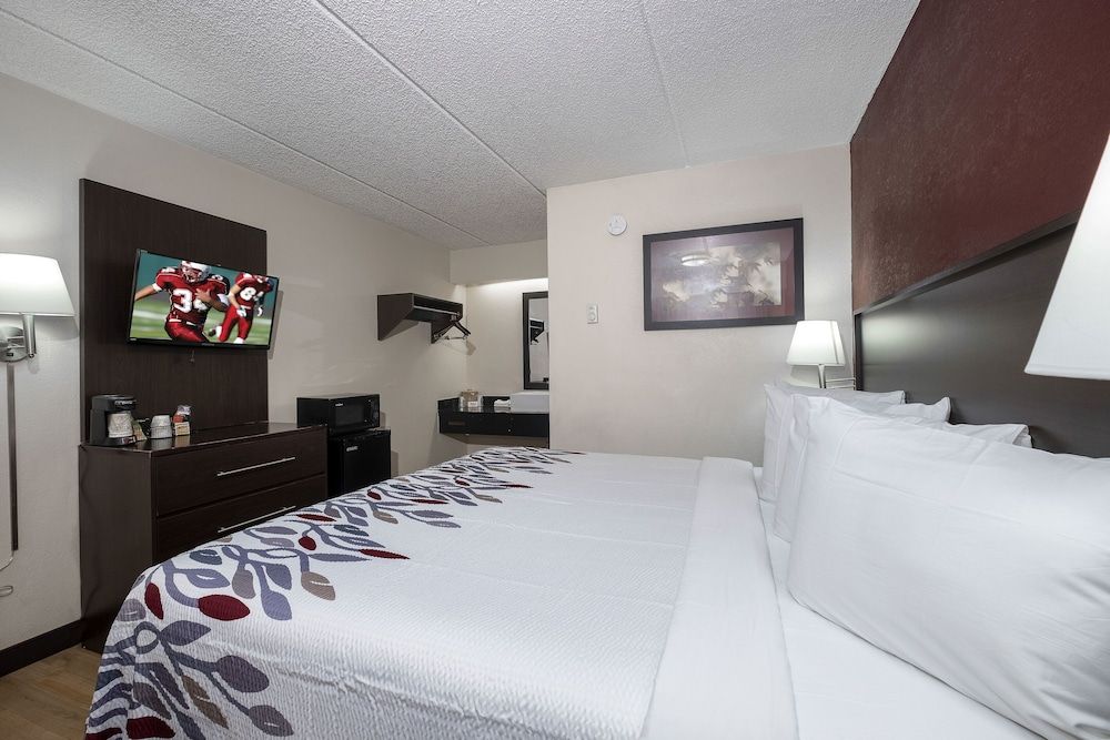 Red Roof Inn Champaign - University Deluxe Room, 1 King Bed, Non Smoking
