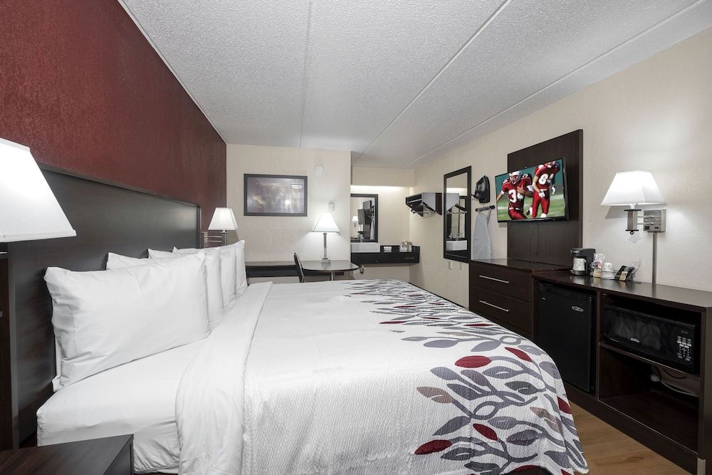 Red Roof Inn Champaign - University Deluxe Room, 1 King Bed, Accessible, Non Smoking 3
