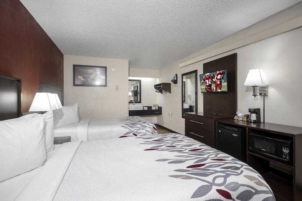 Red Roof Inn Champaign - University Deluxe Room, 2 Double Beds, Non Smoking 6