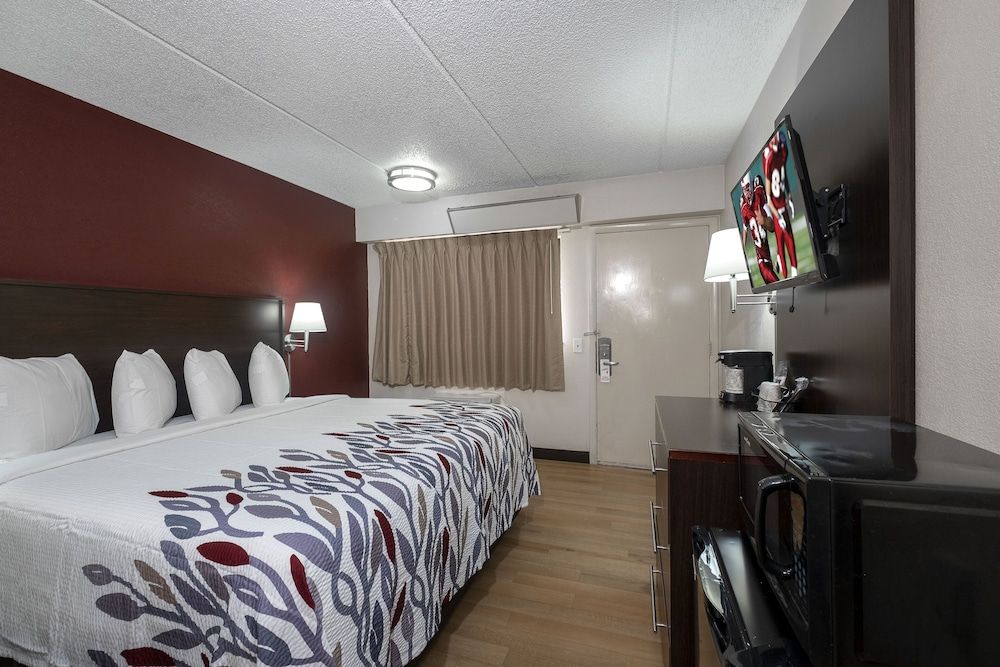 Red Roof Inn Champaign - University Deluxe Room, 1 King Bed, Non Smoking 2