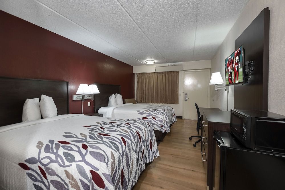 Red Roof Inn Champaign - University Deluxe Room, 2 Double Beds, Non Smoking 3