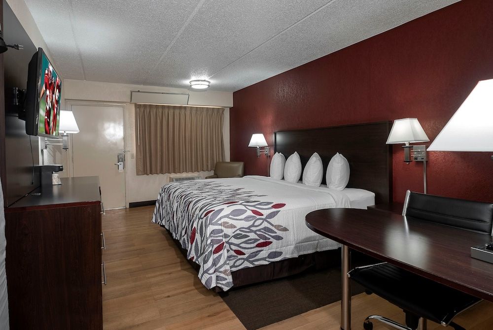 Red Roof Inn Champaign - University Deluxe Room, 1 King Bed, Accessible, Non Smoking 5