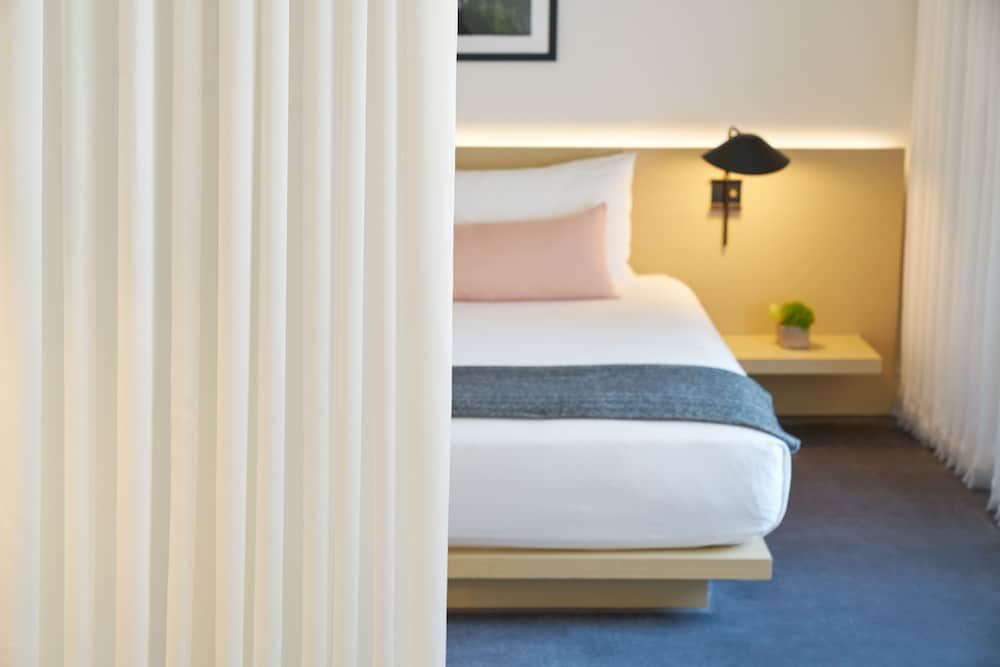 Junior Studio Suite, 1 King Bed, Accessible Bathtub