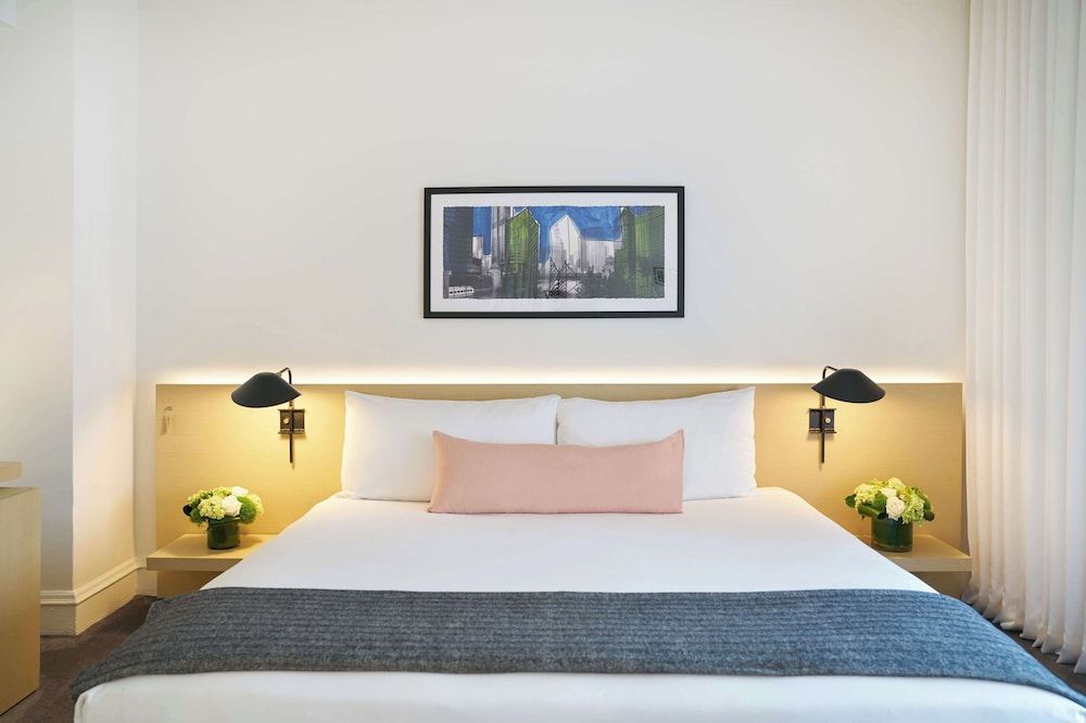 Junior Studio Suite, 1 King Bed, Accessible Bathtub