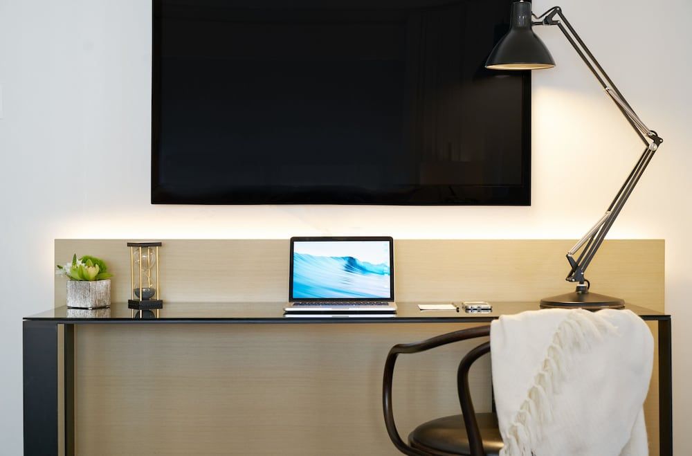 The Chicago Hotel Collection Ambassador Gold Coast Standard Room, 1 Queen Bed 6