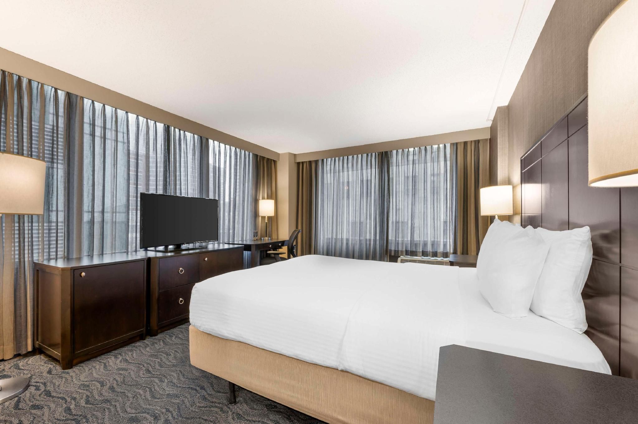 Accessibility - 1 Queen Bed, Roll-in Shower, Nonsmoking