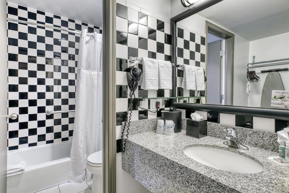 Best Western River North Hotel Standard Room, 1 King Bed, Non Smoking 4