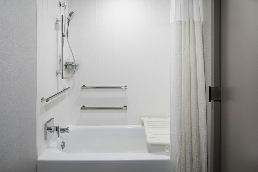 Courtyard by Marriott Chicago Downtown River North Room, 2 Queen Beds, Non Smoking 7