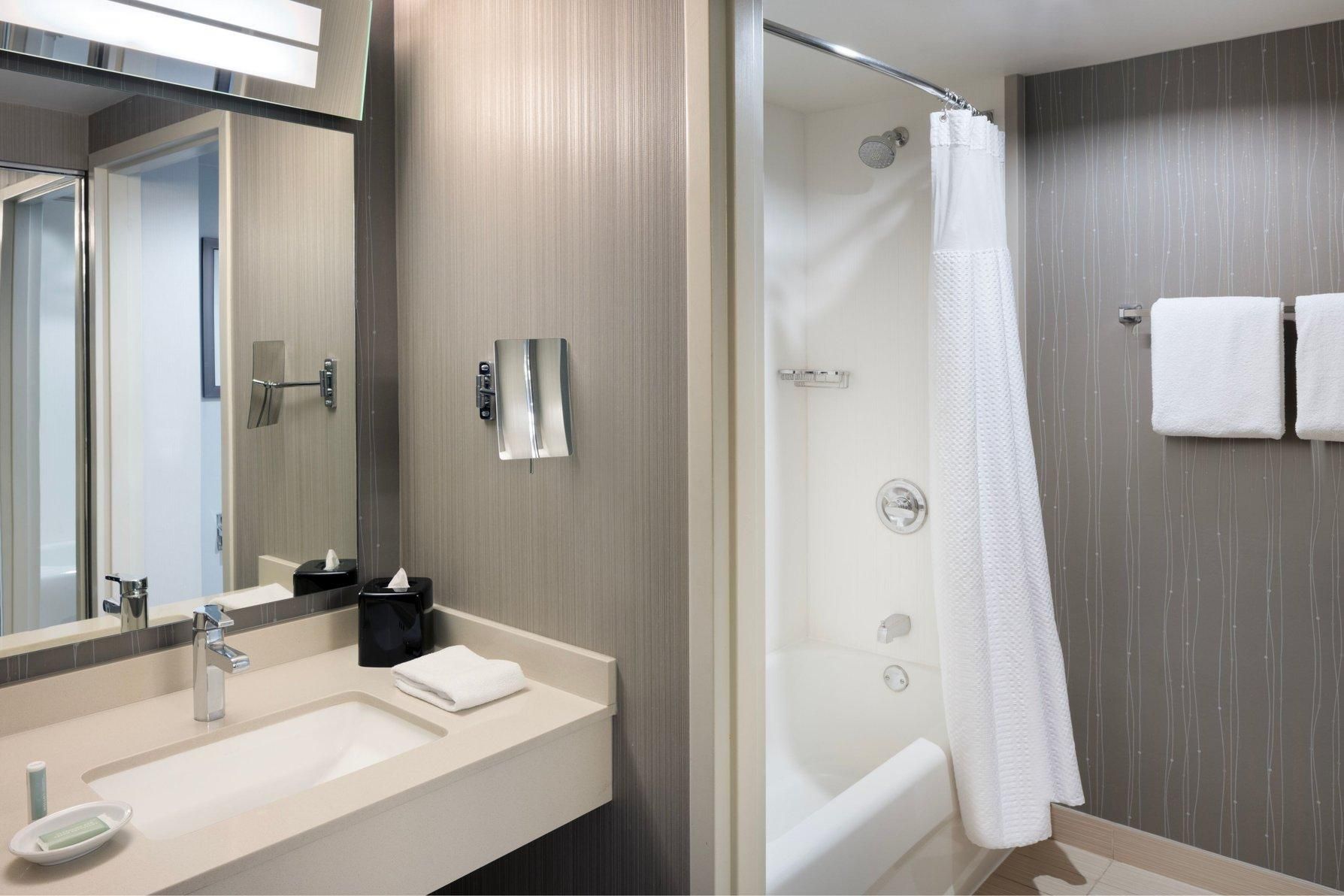 undefined Courtyard by Marriott Chicago Magnificent Mile 7