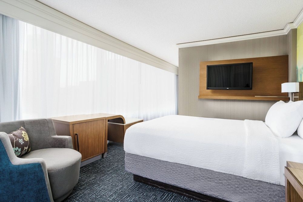 Courtyard by Marriott Chicago Magnificent Mile Room, 1 Queen Bed 6
