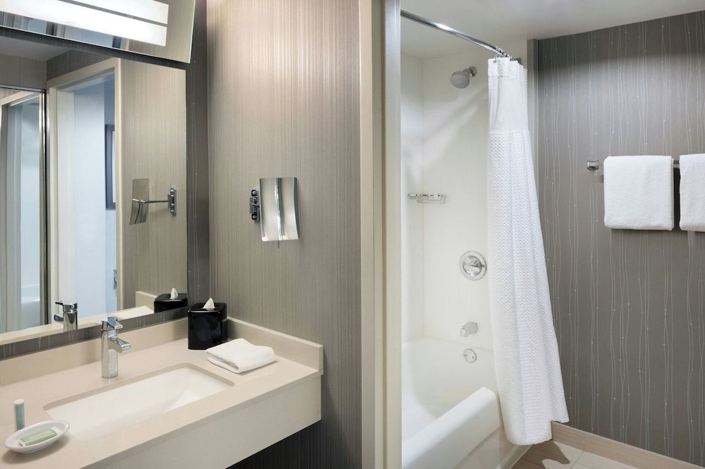 Courtyard by Marriott Chicago Magnificent Mile Room, 1 Queen Bed 15