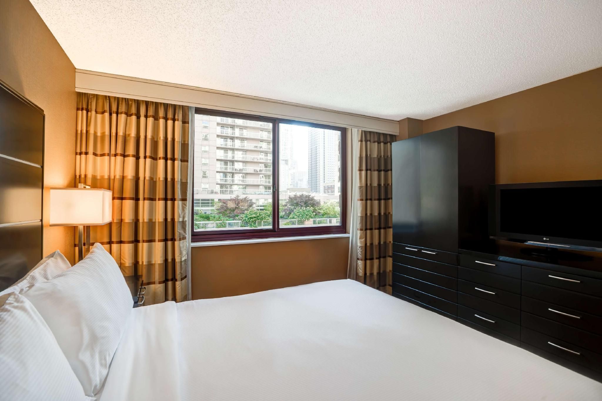 Embassy Suites by Hilton Chicago Downtown River North 1 KING 1 BDRM MOBILITY ACCESS W/ TUB NO SMOK 2
