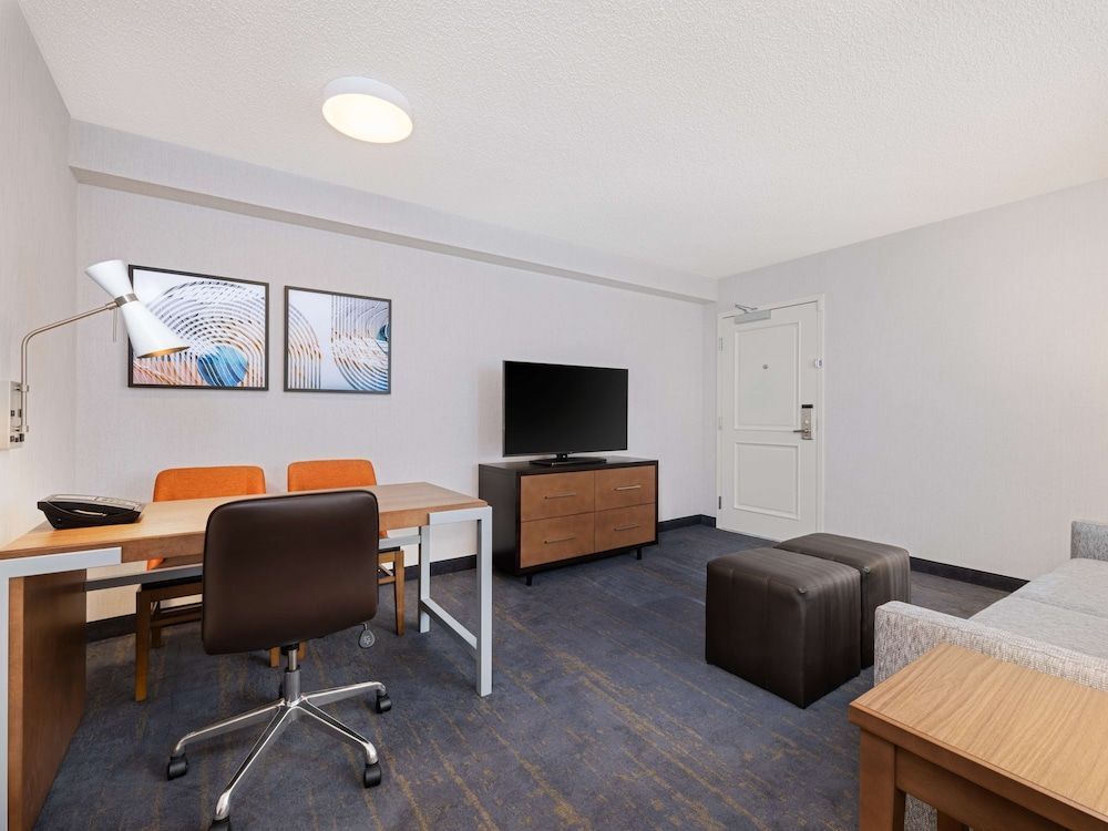 Embassy Suites by Hilton Chicago Downtown River North Suite, 1 King Bed with Sofa bed, City View (2 Room) 4