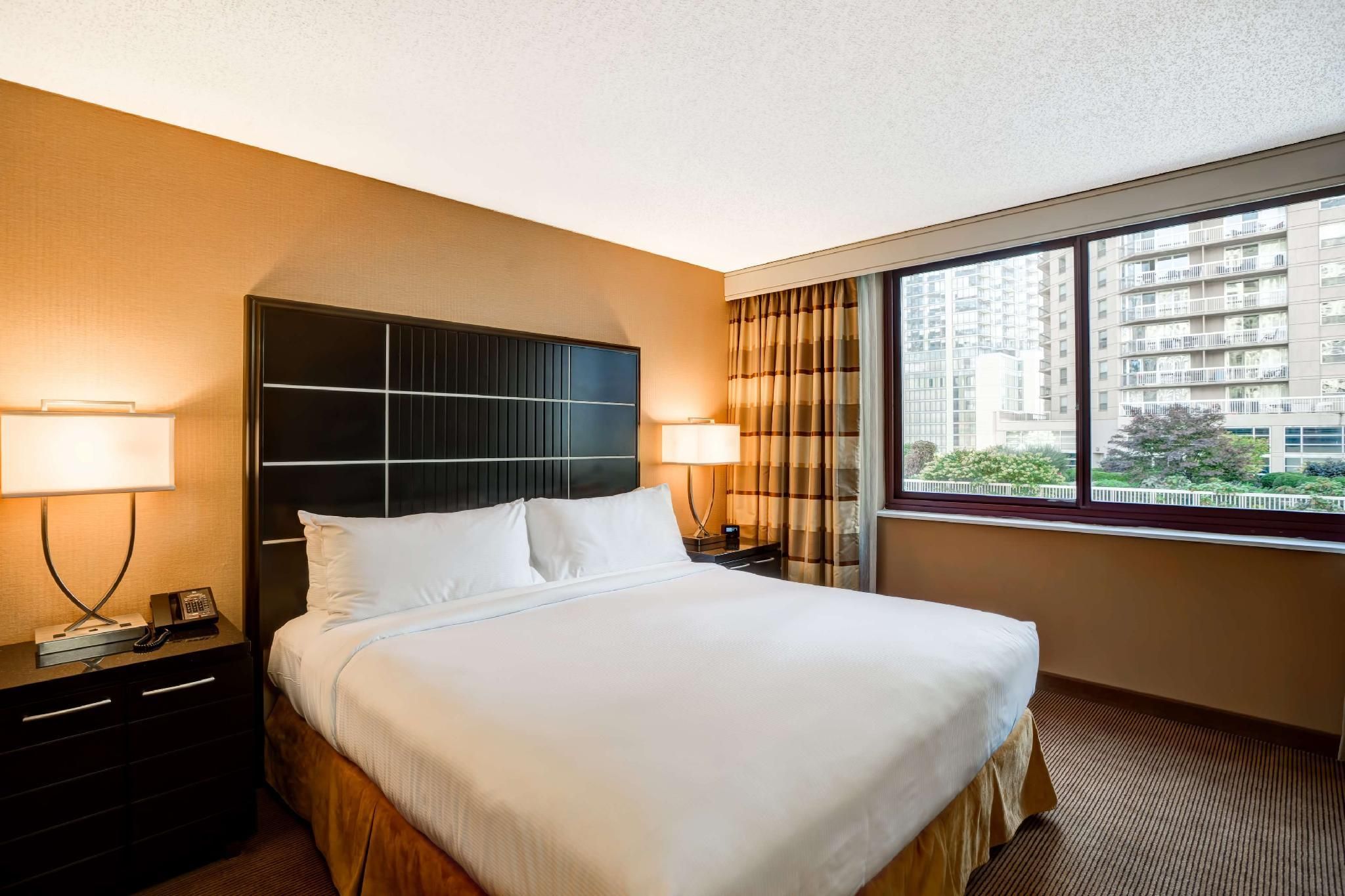 Embassy Suites by Hilton Chicago Downtown River North 1 KING 1 BDRM MOBILITY ACCESS W/ TUB NO SMOK