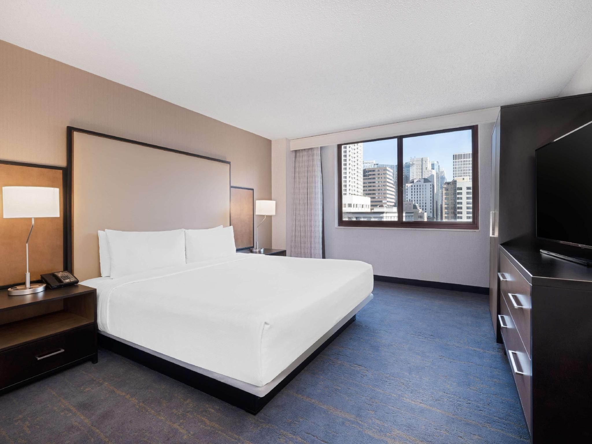 Embassy Suites by Hilton Chicago Downtown River North 1 KING 1 BDRM MOBILITY ACCESS W/ TUB NO SMOK 4