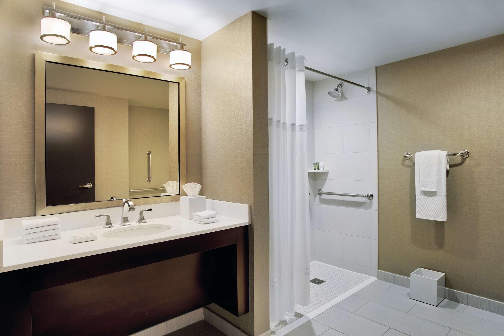 1 King Lakeview Mob/hear Access 3 X3 Shwr