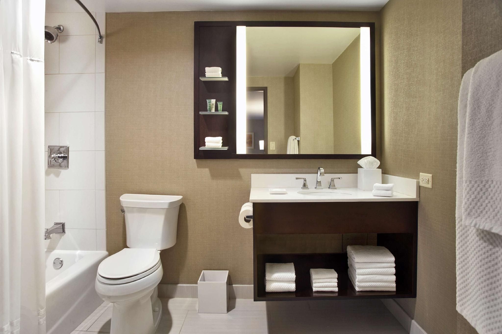 Lakeview Room - 1 King Bed