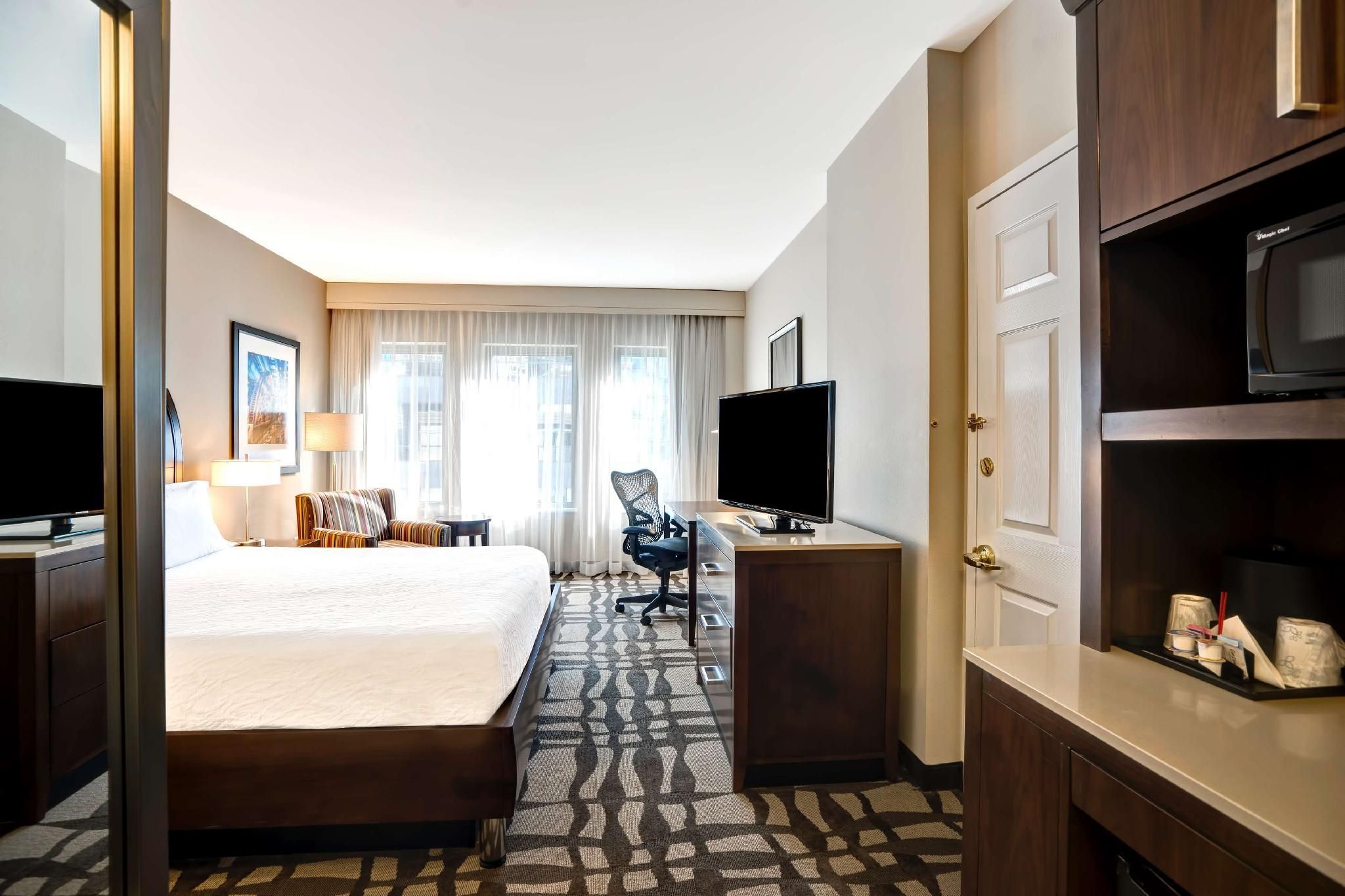 undefined Hilton Garden Inn Chicago Downtown/Magnificent Mile 4
