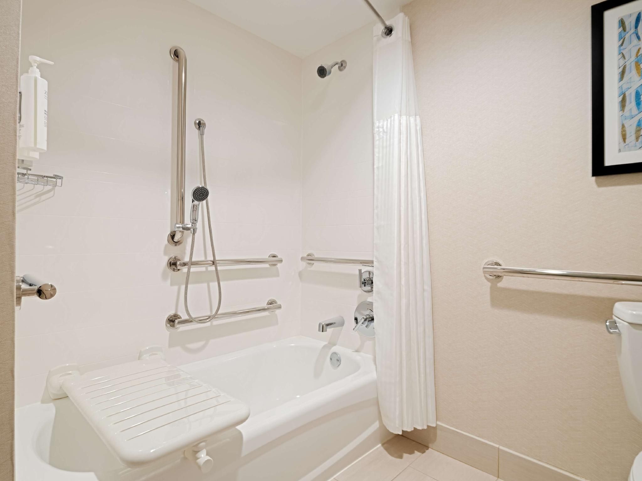 2 DOUBLE MOBILITY ACCESSIBLE W/ BATHTUB