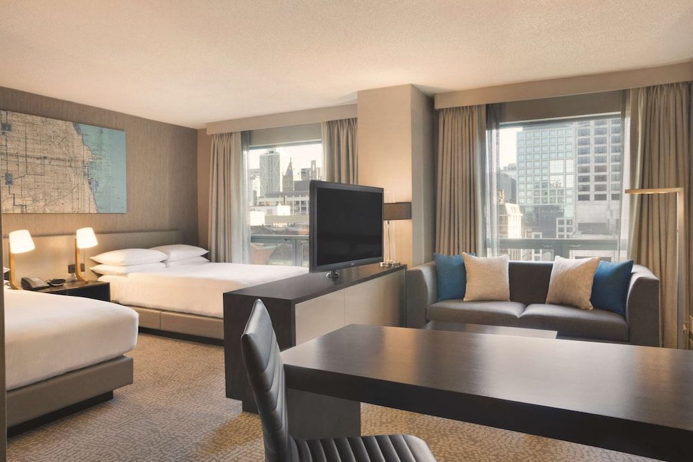 undefined Hilton Chicago/Magnificent Mile Suites 3