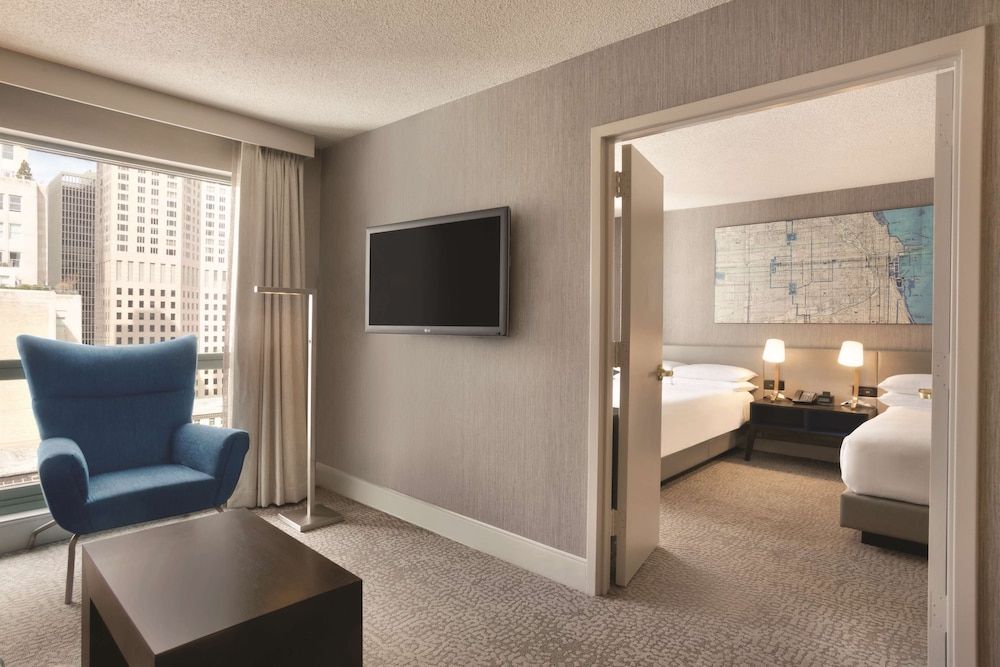 undefined Hilton Chicago/Magnificent Mile Suites 7