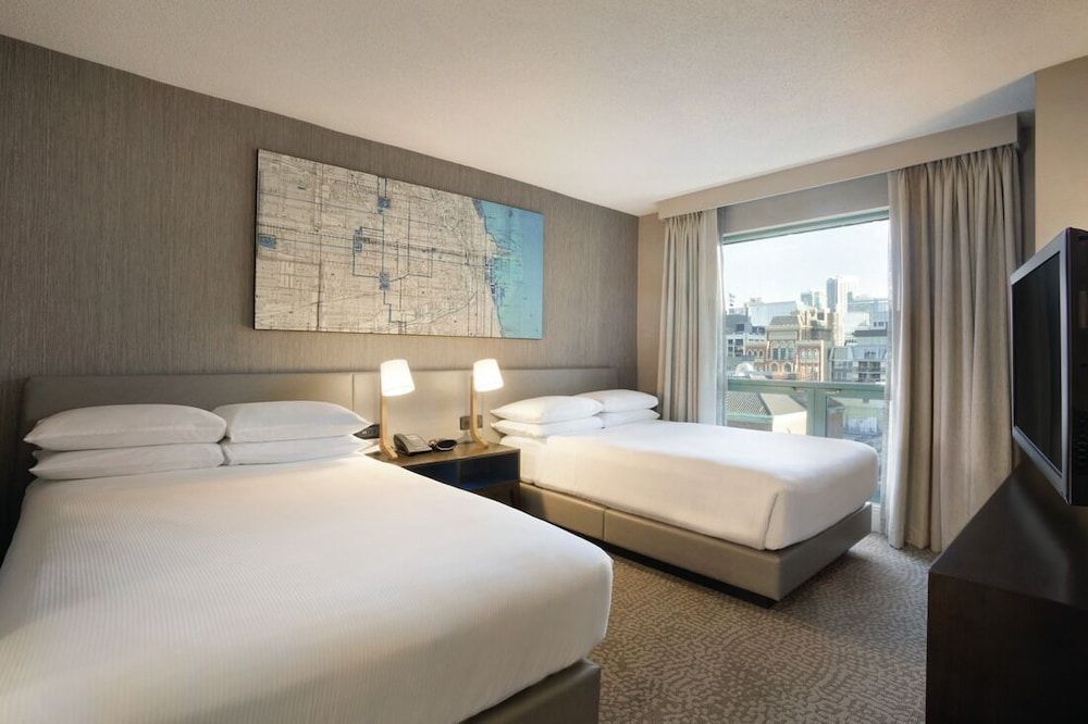 undefined Hilton Chicago/Magnificent Mile Suites 4