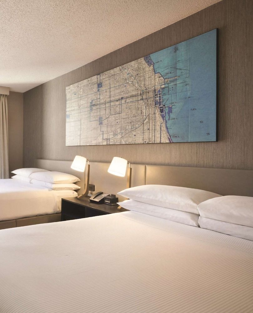 undefined Hilton Chicago/Magnificent Mile Suites 5