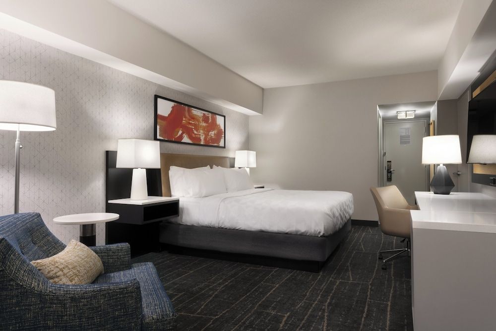 Premium Room, 1 King Bed, Accessible (Mobility, Accessible Tub)