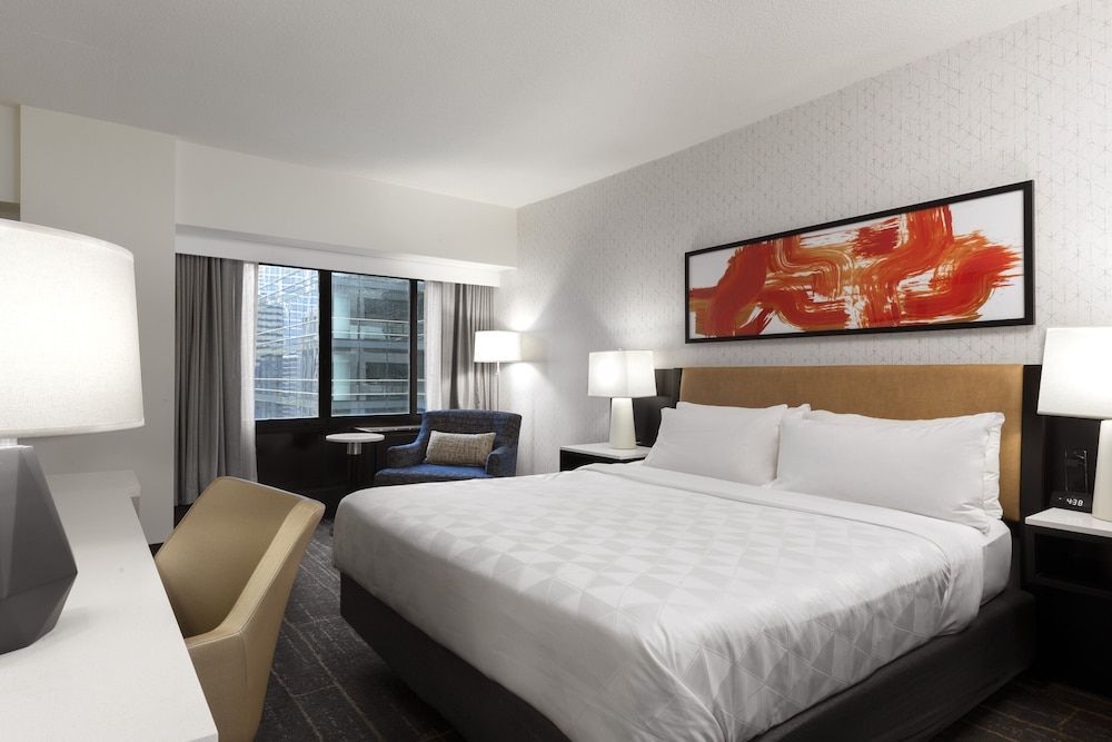 Holiday Inn Chicago Dwtn - The Mart by IHG Standard Room, 1 King Bed 2