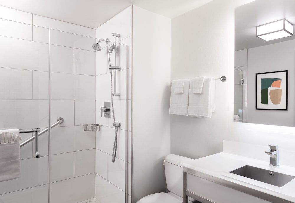 Holiday Inn Chicago Dwtn - The Mart by IHG Standard Room, 1 King Bed 3