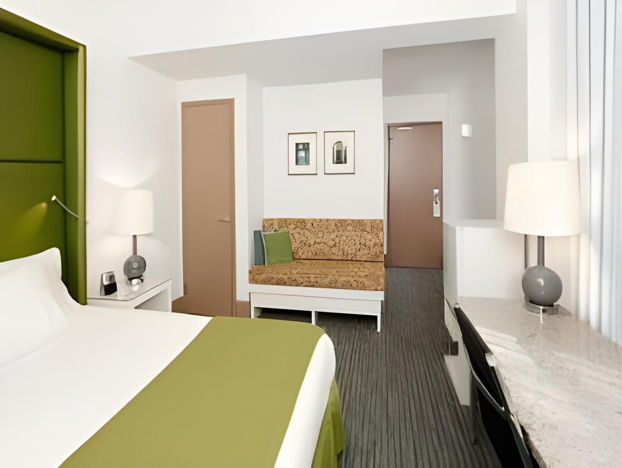 Holiday Inn Express Chicago - Magnificent Mile by IHG 1 King Standard 3