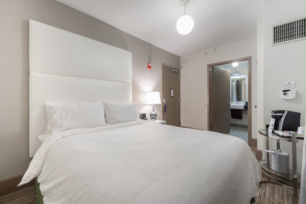Holiday Inn Express Chicago - Magnificent Mile by IHG Standard Room, 1 Queen Bed 2