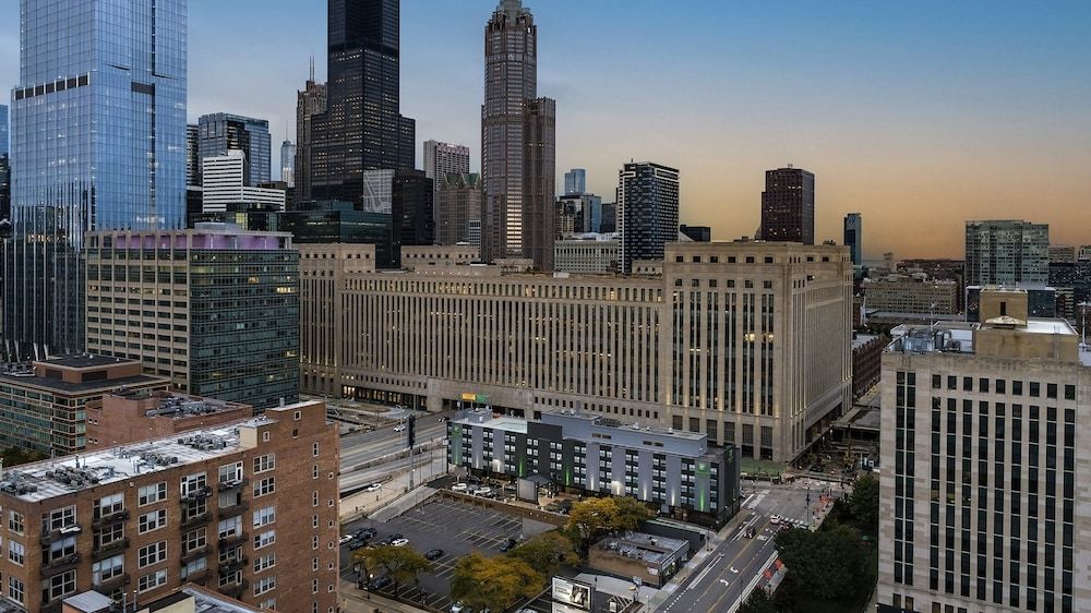 undefined Holiday Inn & Suites Chicago - Downtown by IHG 4