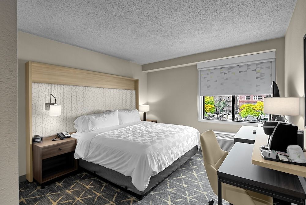 undefined Holiday Inn & Suites Chicago - Downtown by IHG 8
