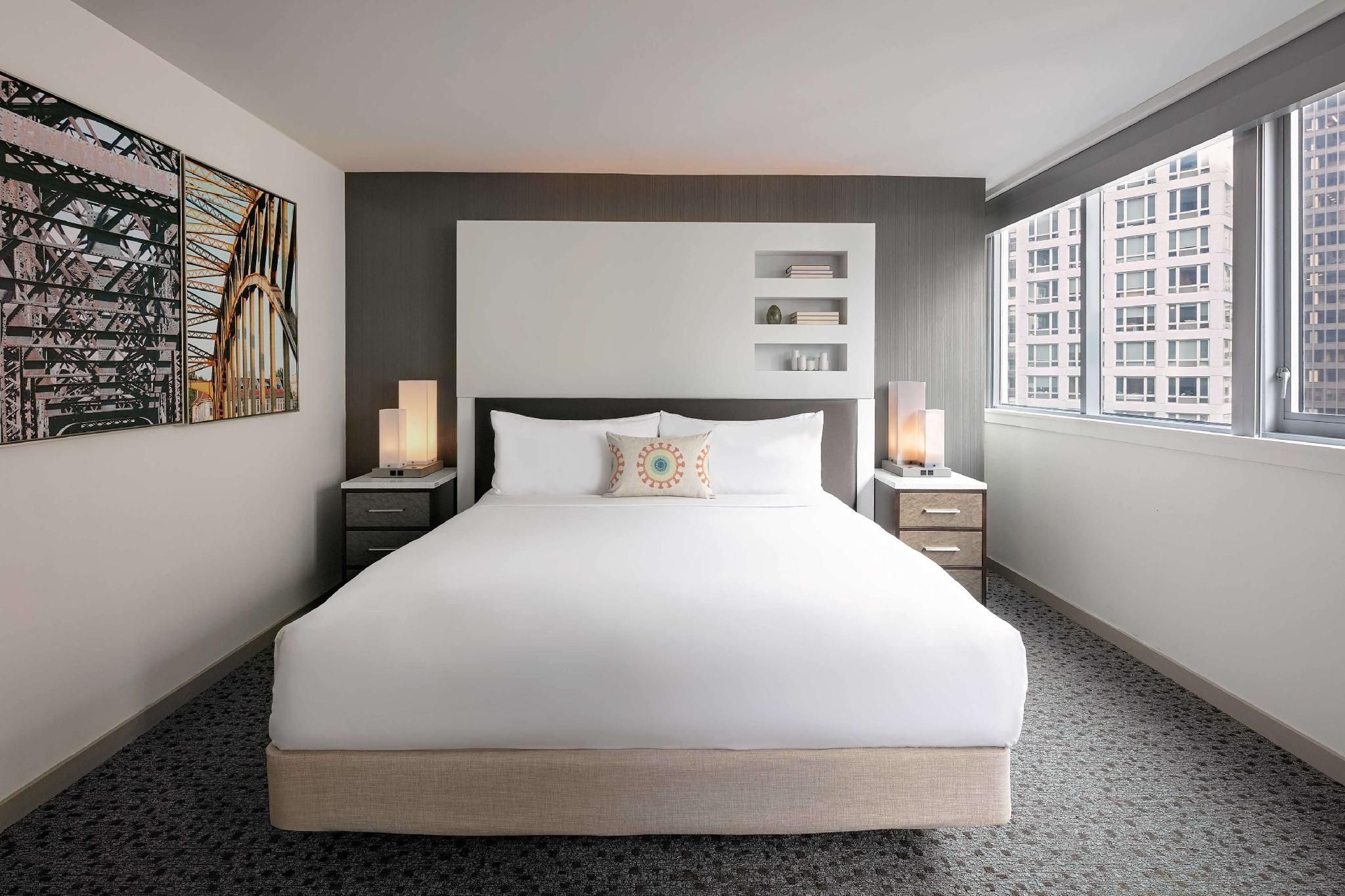 One Bedroom State Suite - King - Hearing Accessible