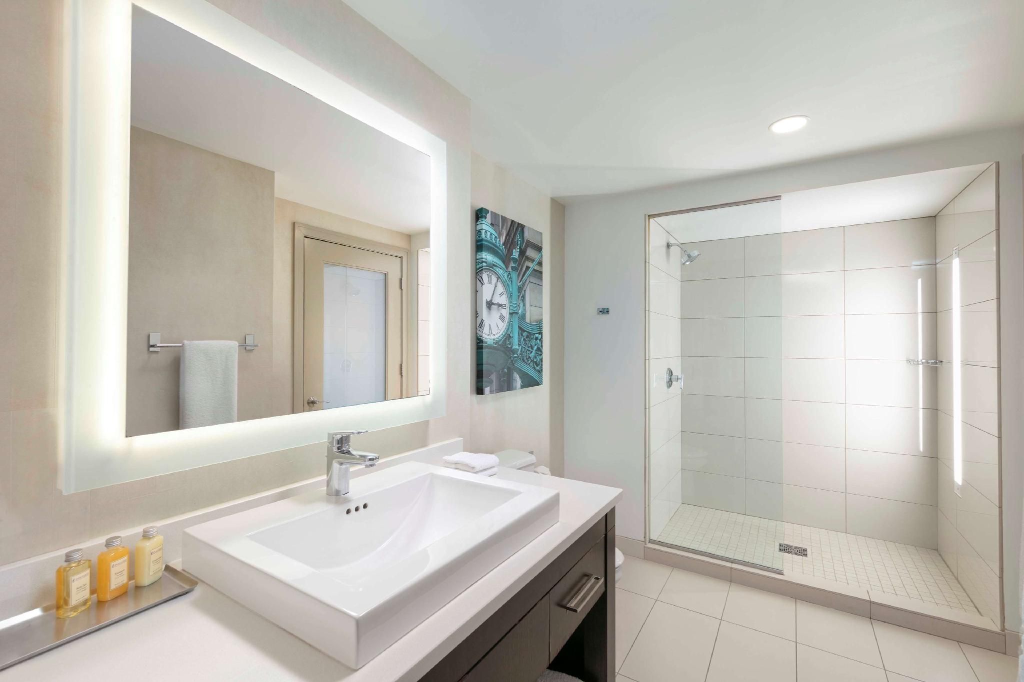 Columbus Studio - King - Mobility Accessible - Roll-In Shower