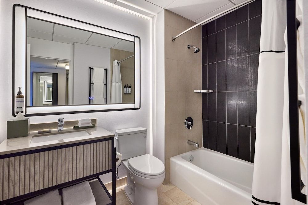 Hyatt Regency Chicago Room, 1 Queen Bed 4