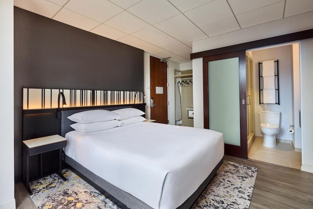 Hyatt Regency Chicago Room, 1 Queen Bed 2